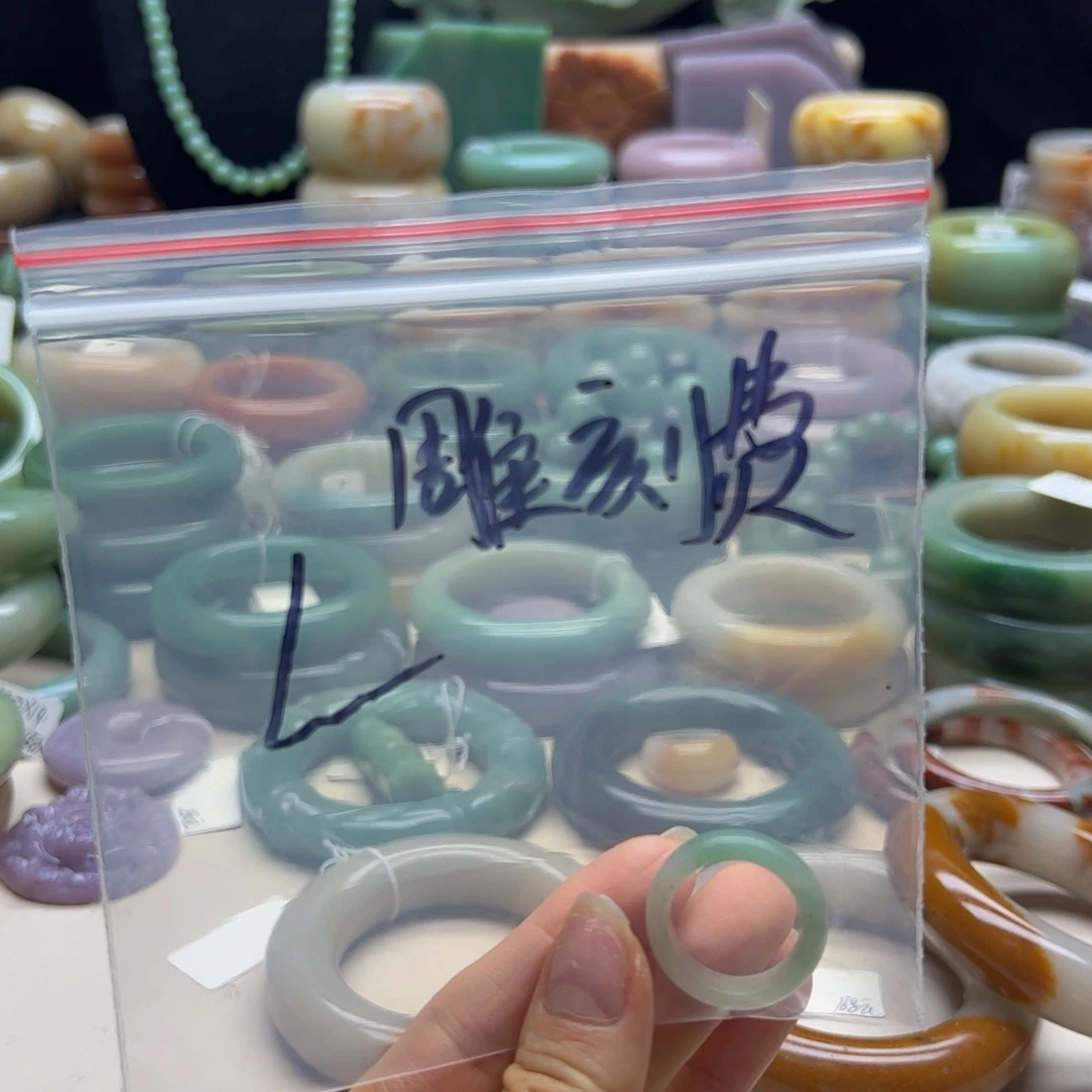 L***L石英岩玉手镯未镶嵌