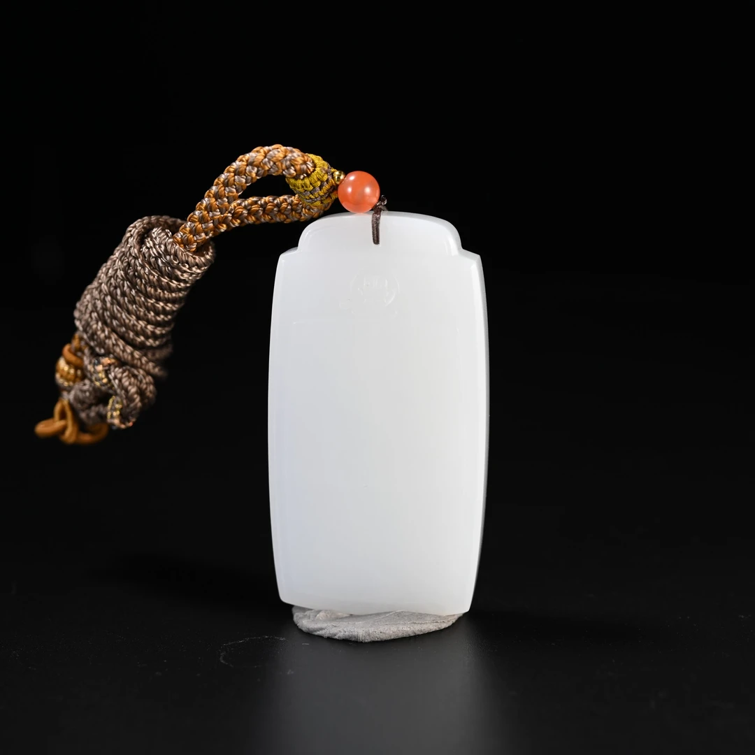 Lot8845 25YU105512和田玉平安无事牌挂件/匡时