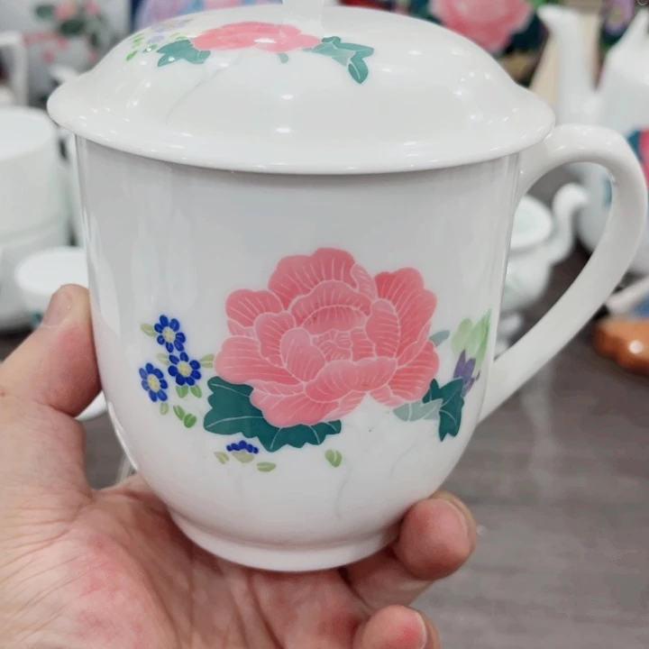釉下五彩的瓷器和瓷器