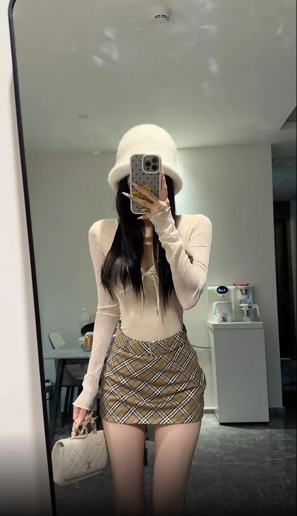 高级感纯欲性感V领蝴蝶结长袖T恤女2025新款显瘦格纹半身裙两件套