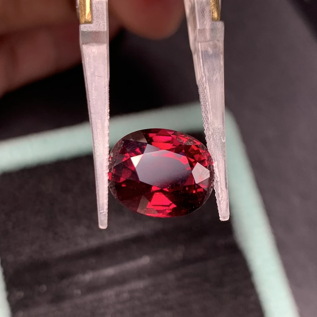天然镁铝石榴石9.9CT椭圆形干净通透定制