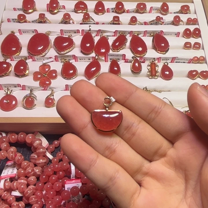 菱锰矿（红纹石）18K金镶嵌颈饰半月吊坠3.56g