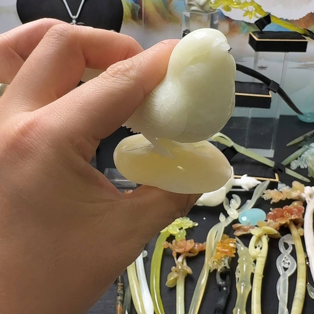 钟***卿蛇纹石玉未镶嵌小摆件