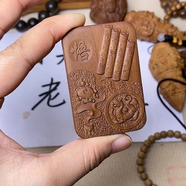 檀香木无事牌老山檀香精雕满工黑肉双面吊坠