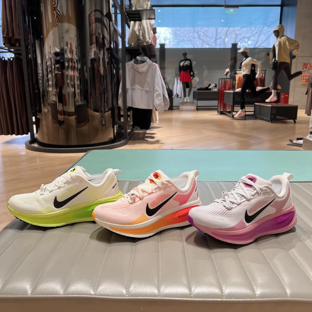 Nike耐克Vomero 18女25春季新款缓震运动休闲公路跑步鞋HM6804