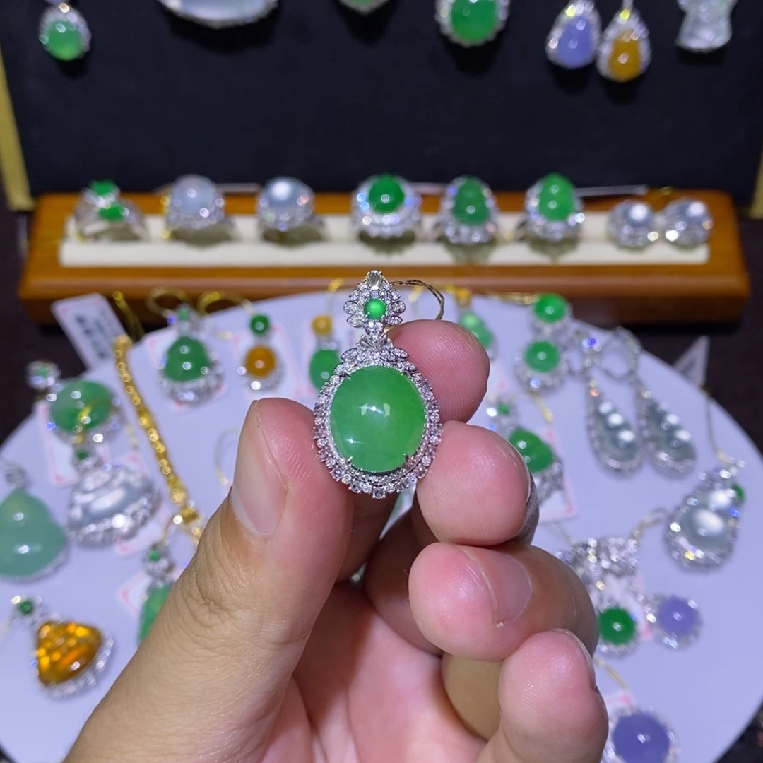 【闪购商品】颈饰18K金镶嵌翡翠