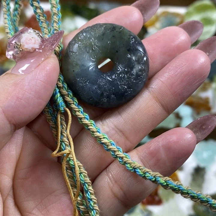未镶嵌蛇纹石玉吊坠