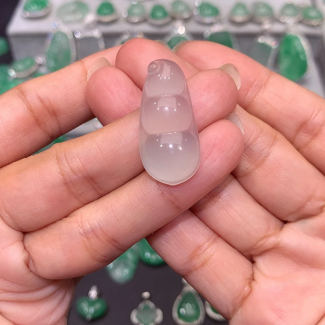 颈饰未镶嵌石英质玉（非洲翠）