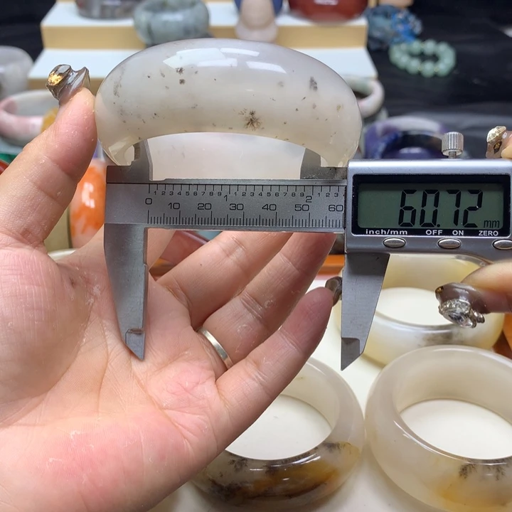 未镶嵌手镯石英质玉