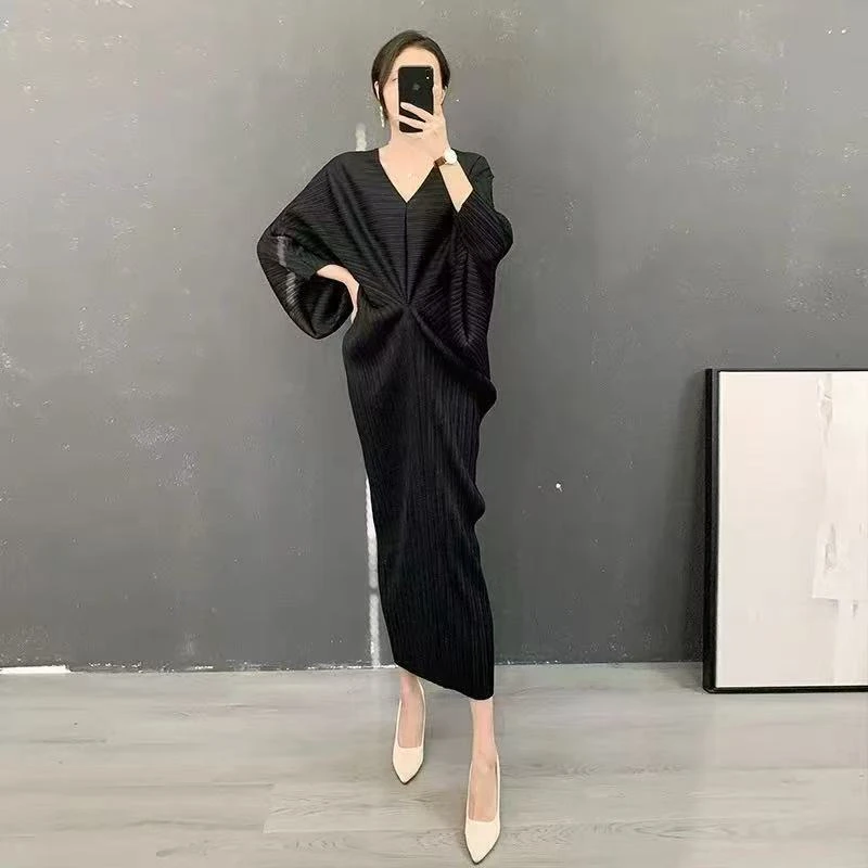 气质不规则V领蝙蝠袖连衣裙高级感