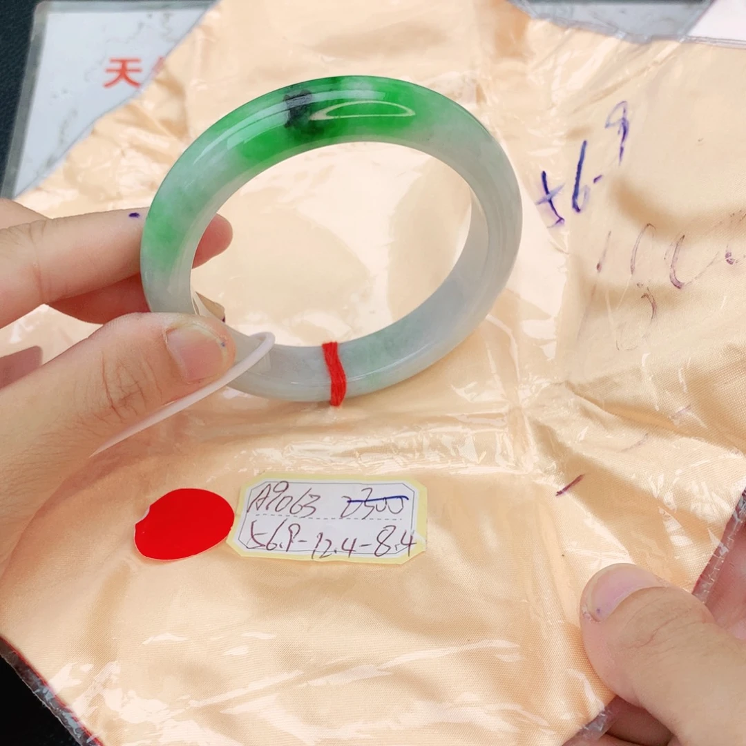 翡翠手镯未镶嵌我