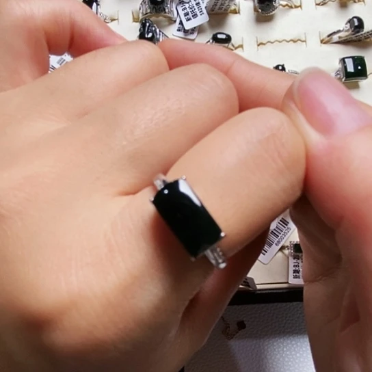 夏***天翡翠银S925镶嵌戒指