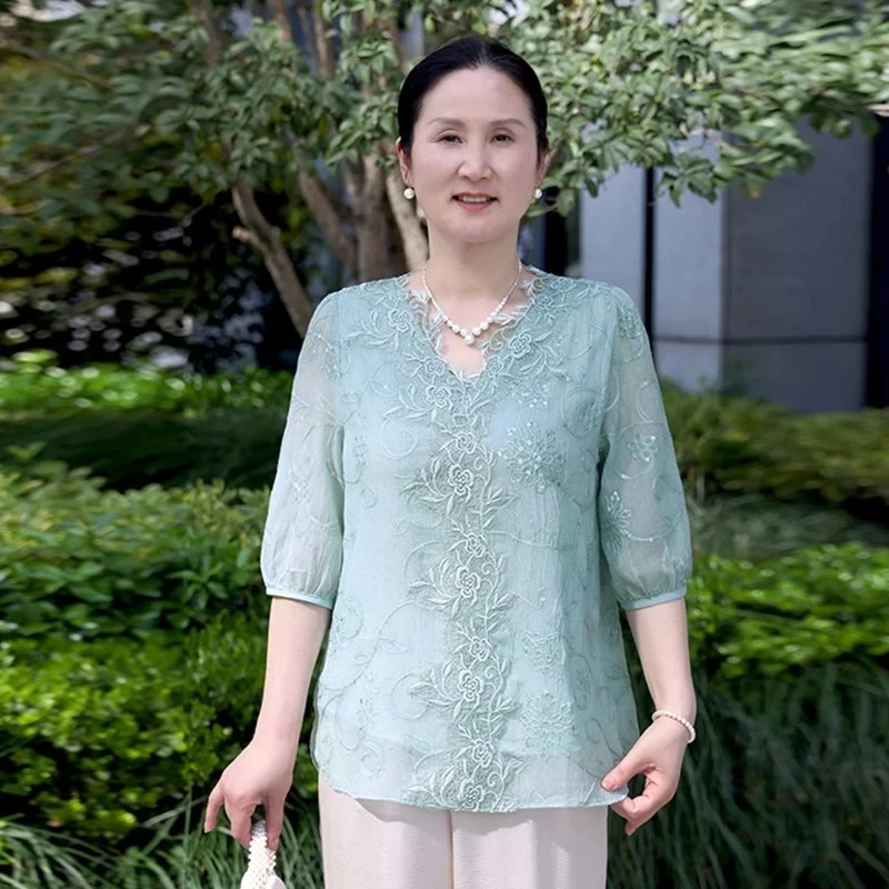 中年妈妈装夏季V领衬衫2025年新款时尚圆领复古绣花打底洋气小衫