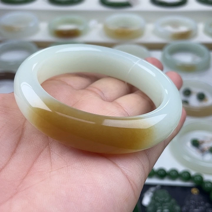 和田玉未镶嵌手镯