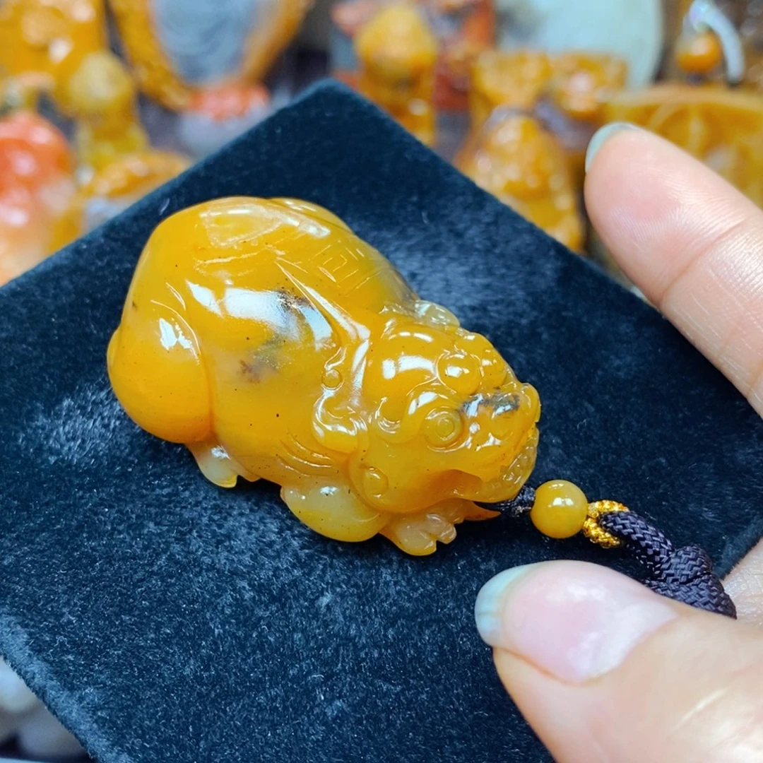 未镶嵌石英质玉（黄龙玉）颈饰