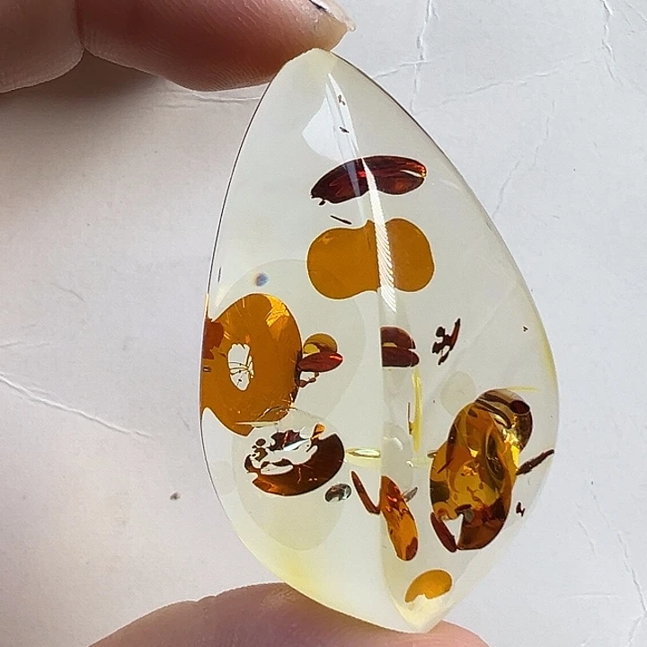 未镶嵌颈饰琥珀（花珀）