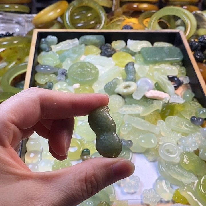 蛇纹石玉未镶嵌颈饰