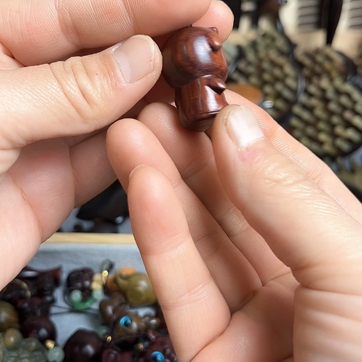 红酸枝木类小牛吊坠挂件