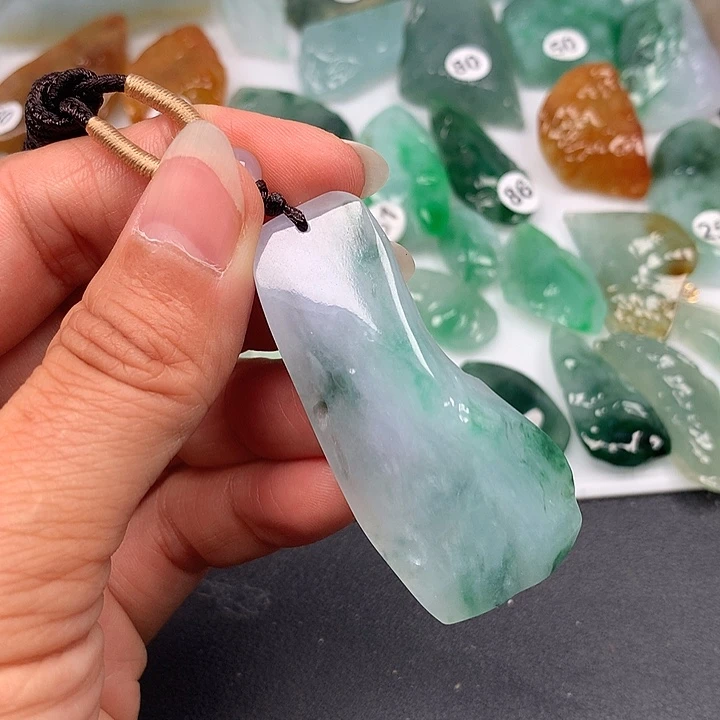 翡翠未镶嵌颈饰随型