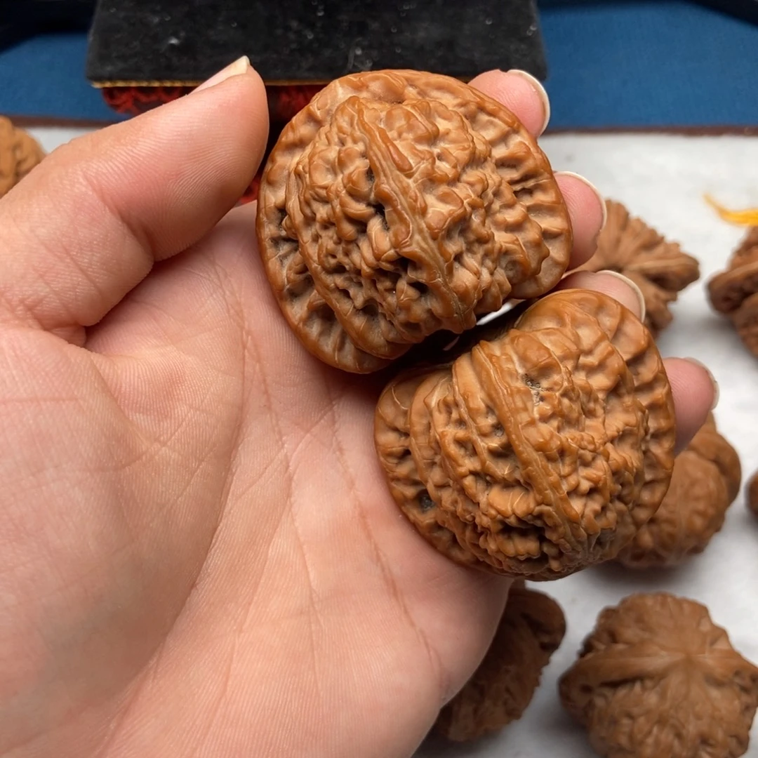 只***士文玩核桃吊坠三角白