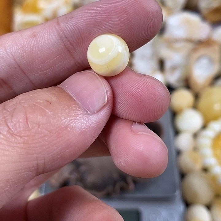 琥珀裸石未镶嵌我