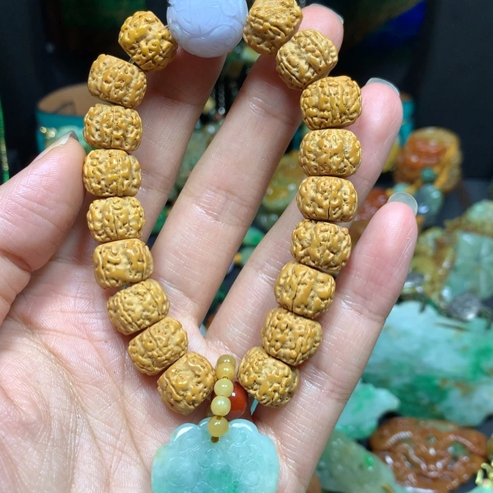 心***界翡翠未镶嵌颈饰手持