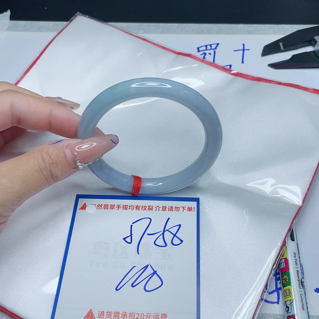 翡翠手镯未镶嵌翡翠