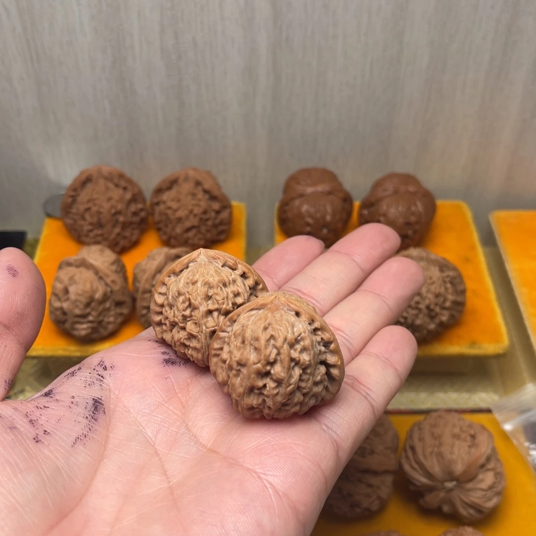 1***y文玩核桃把件三角白