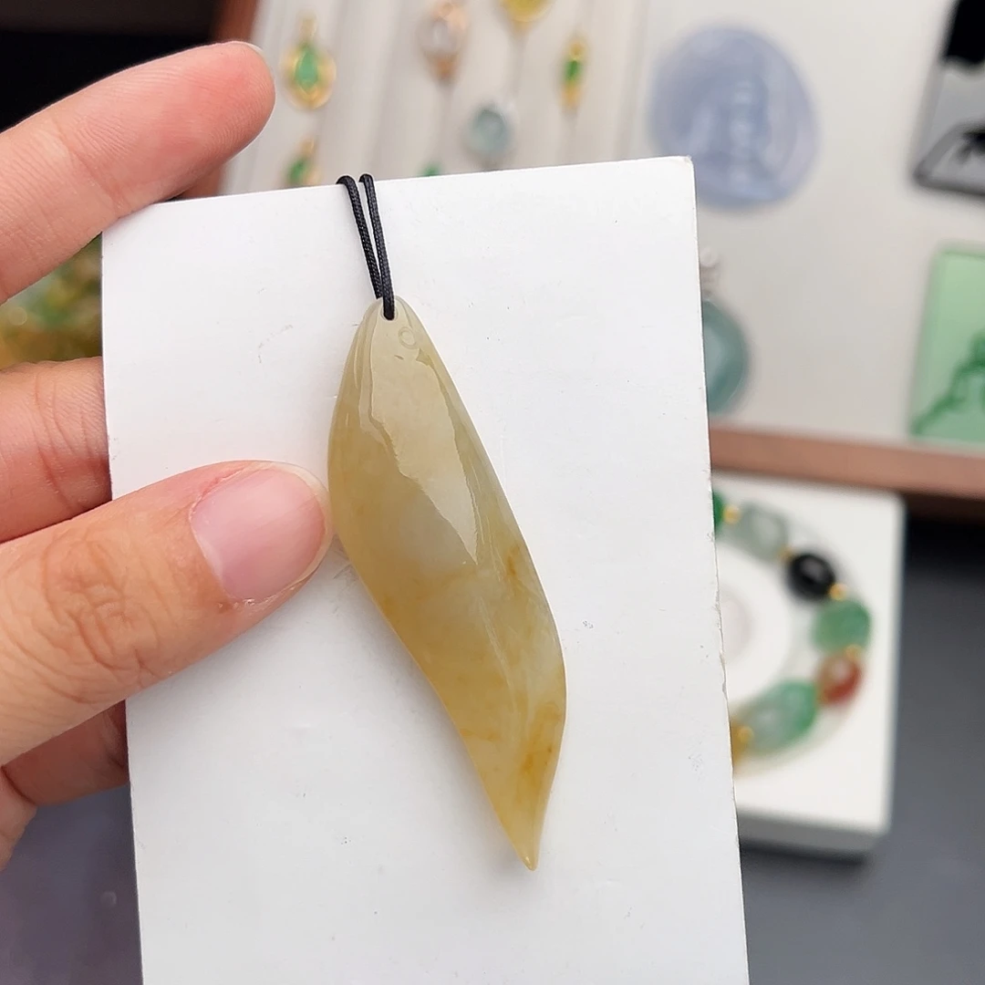 翡翠未镶嵌颈饰逍遥游