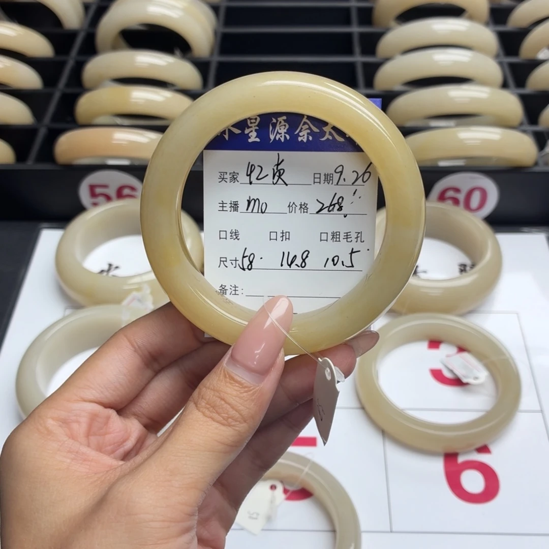 忆***贞石英质玉未镶嵌手镯