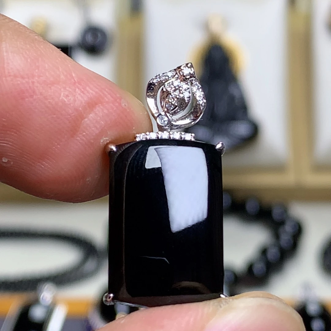 颈饰18K金镶嵌翡翠墨翠无事牌