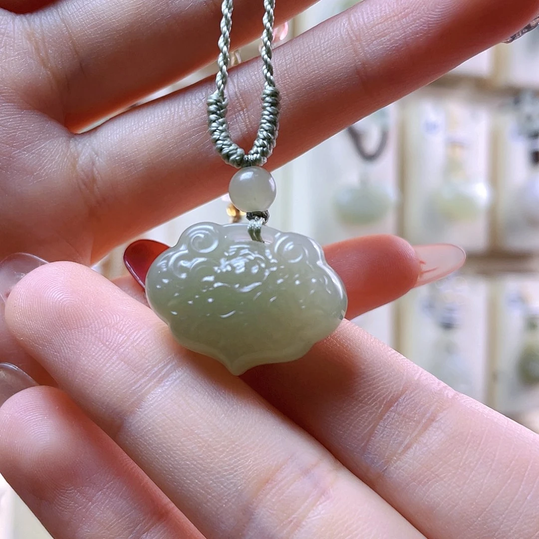 和田玉吊坠(赠链)未镶嵌哇**啦