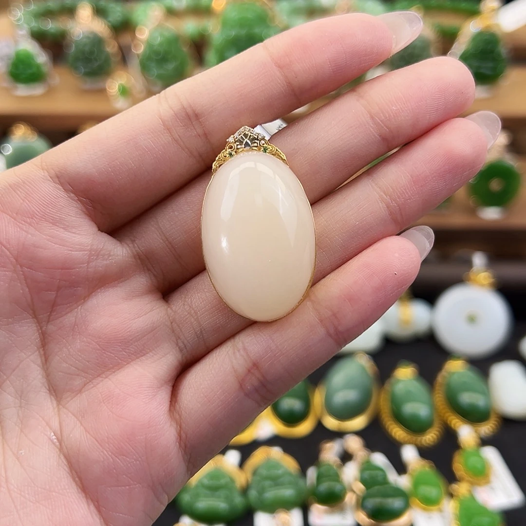 和田玉18K金镶嵌吊坠(不含链)熟藕粉鸽子蛋30mm