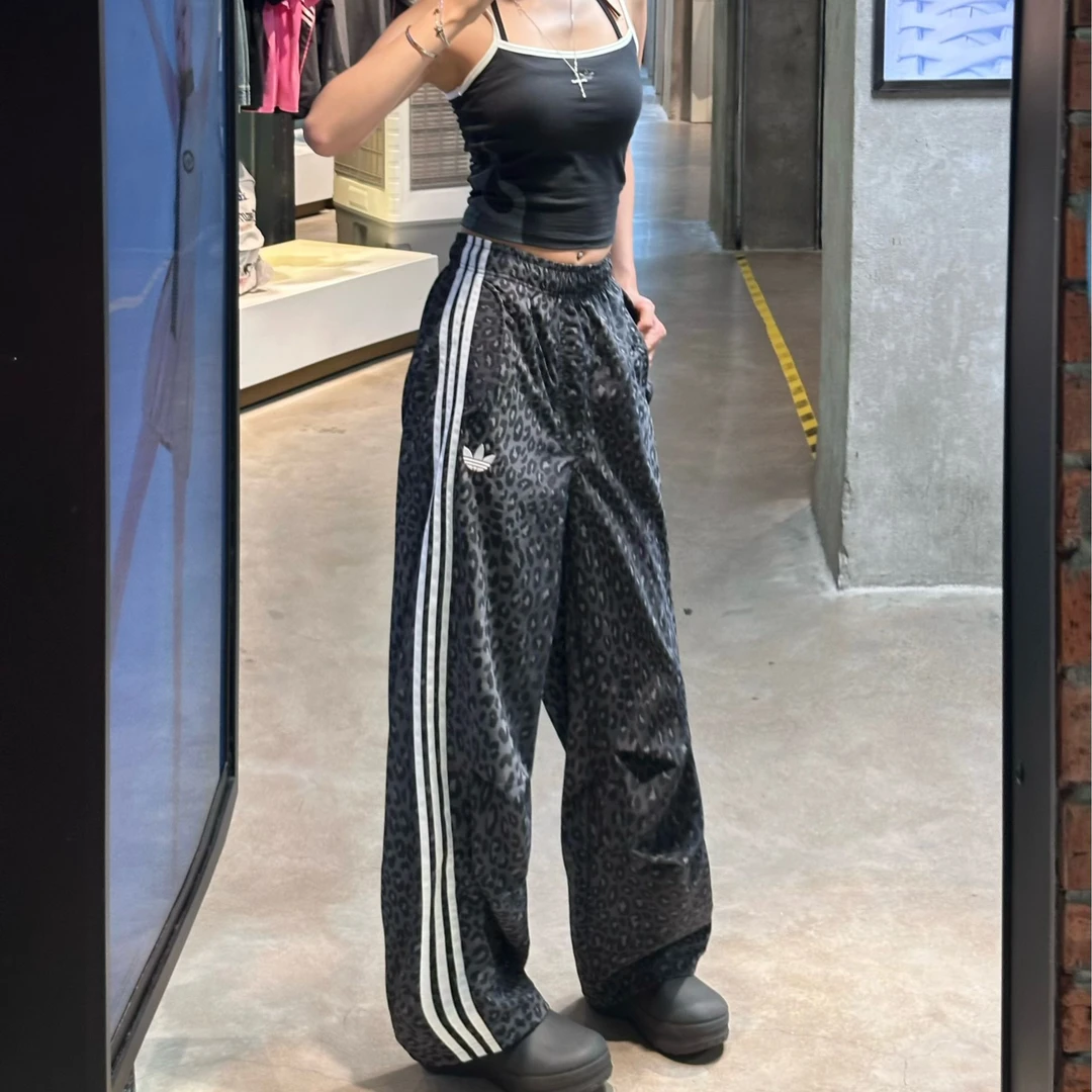 adidas三叶草复古豹纹印花宽松运动伞兵裤 JV7564