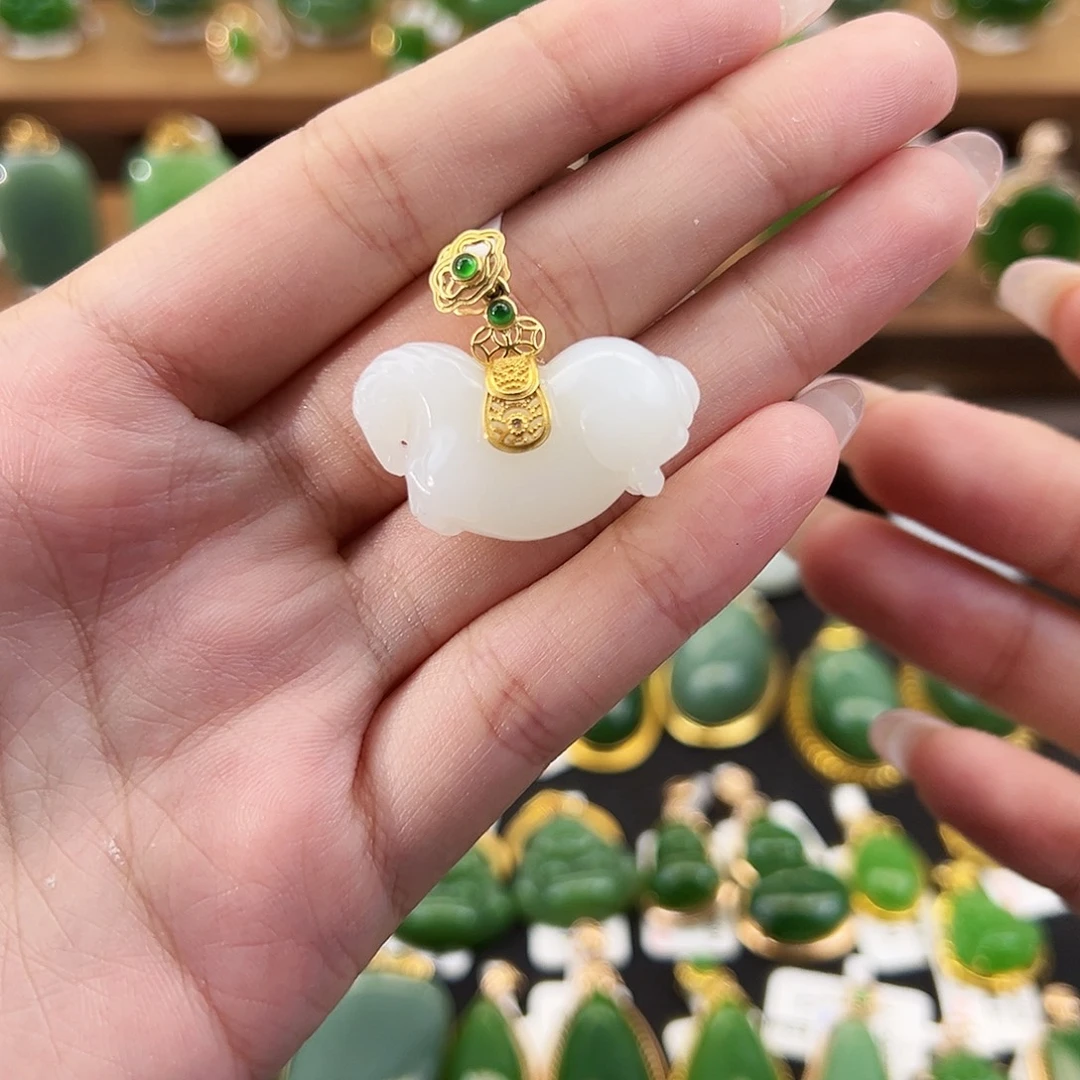 和田玉18K金镶嵌吊坠(不含链)白玉一马当先29mm
