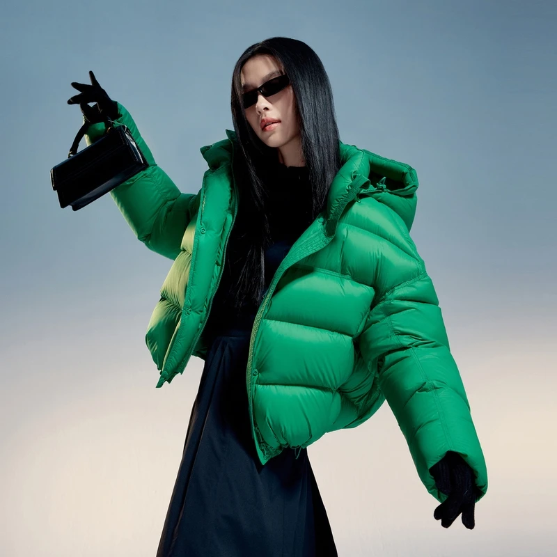 波司登新秋冬国标90绒子秀场同款泡芙时尚短款连帽保暖羽绒服3102