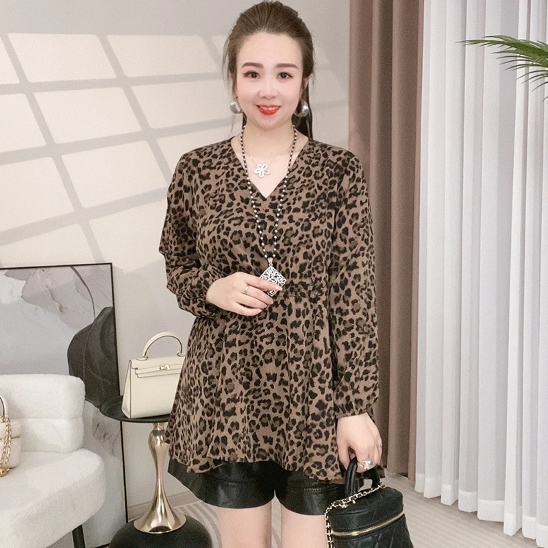 时尚豹纹印花上衣女长袖2025春季新款气质V领洋气小衫百搭衬衫