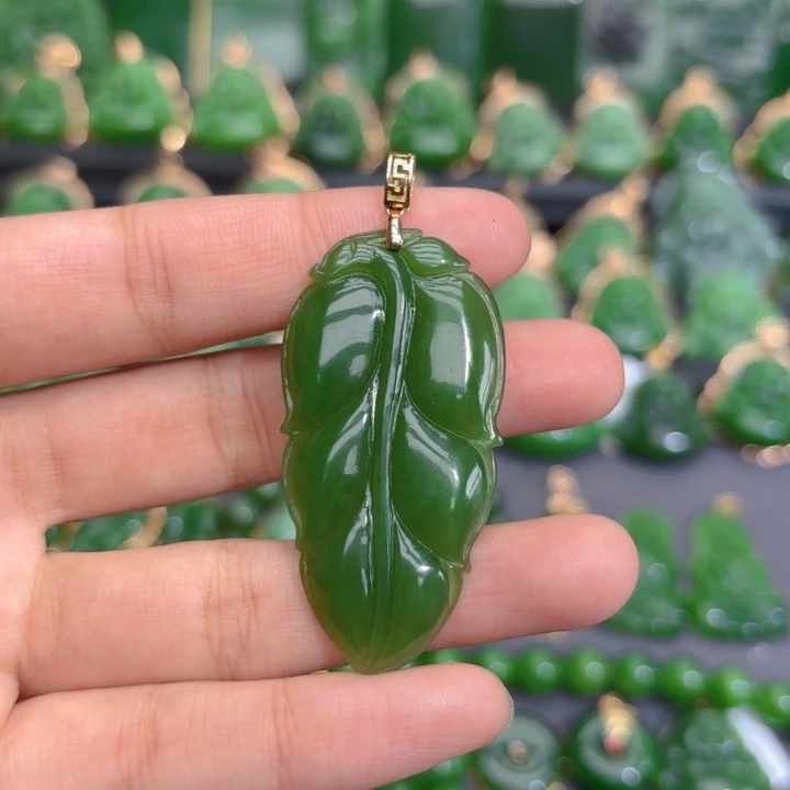 颈饰18K金镶嵌和田玉（碧玉）