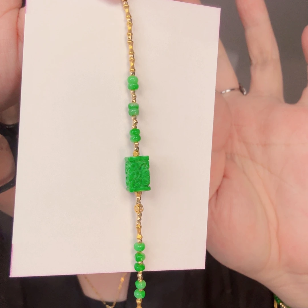 翡翠18K金镶嵌颈饰一件