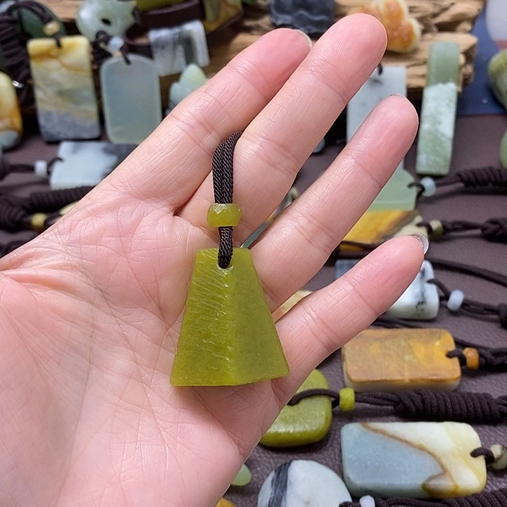 蛇纹石玉未镶嵌颈饰