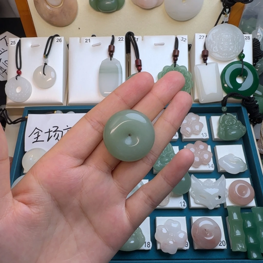 不***菜石英石非金属吊坠