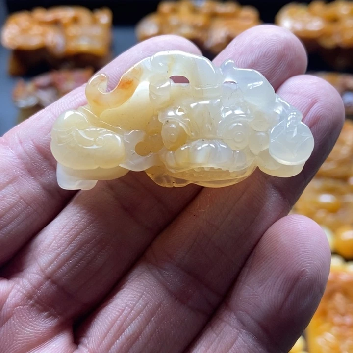 石英质玉（黄龙玉）未镶嵌颈饰