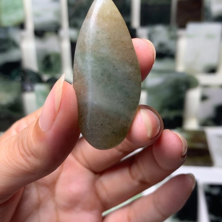 独山玉未镶嵌颈饰