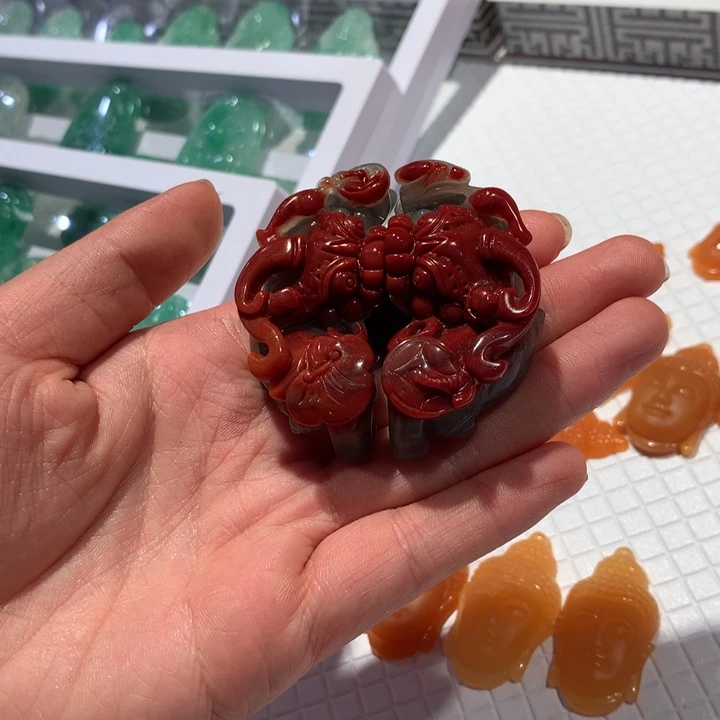 石英质玉（黄龙玉）未镶嵌颈饰