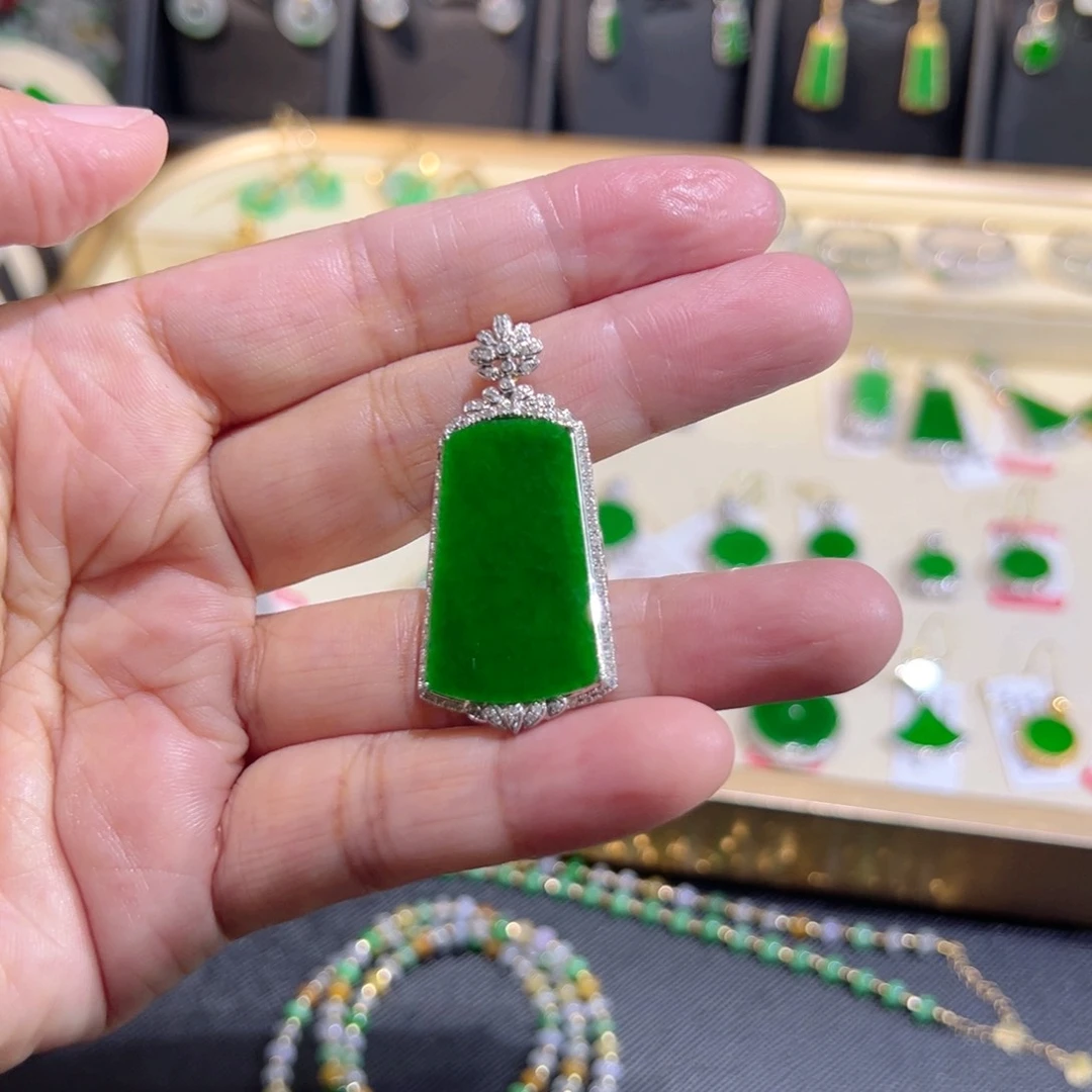 翡翠18K金镶嵌颈饰吊坠