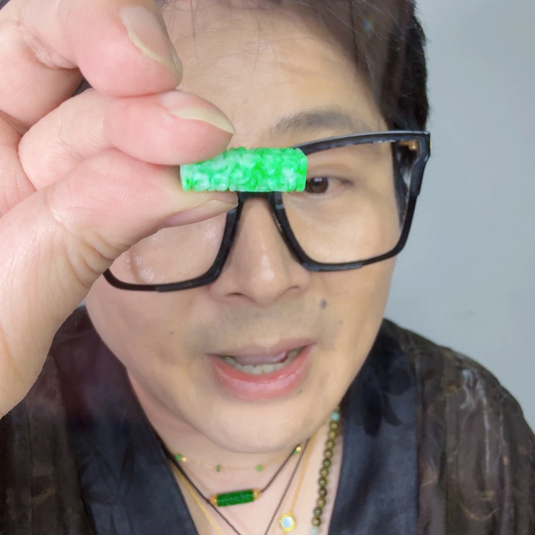翡翠未镶嵌颈饰一件