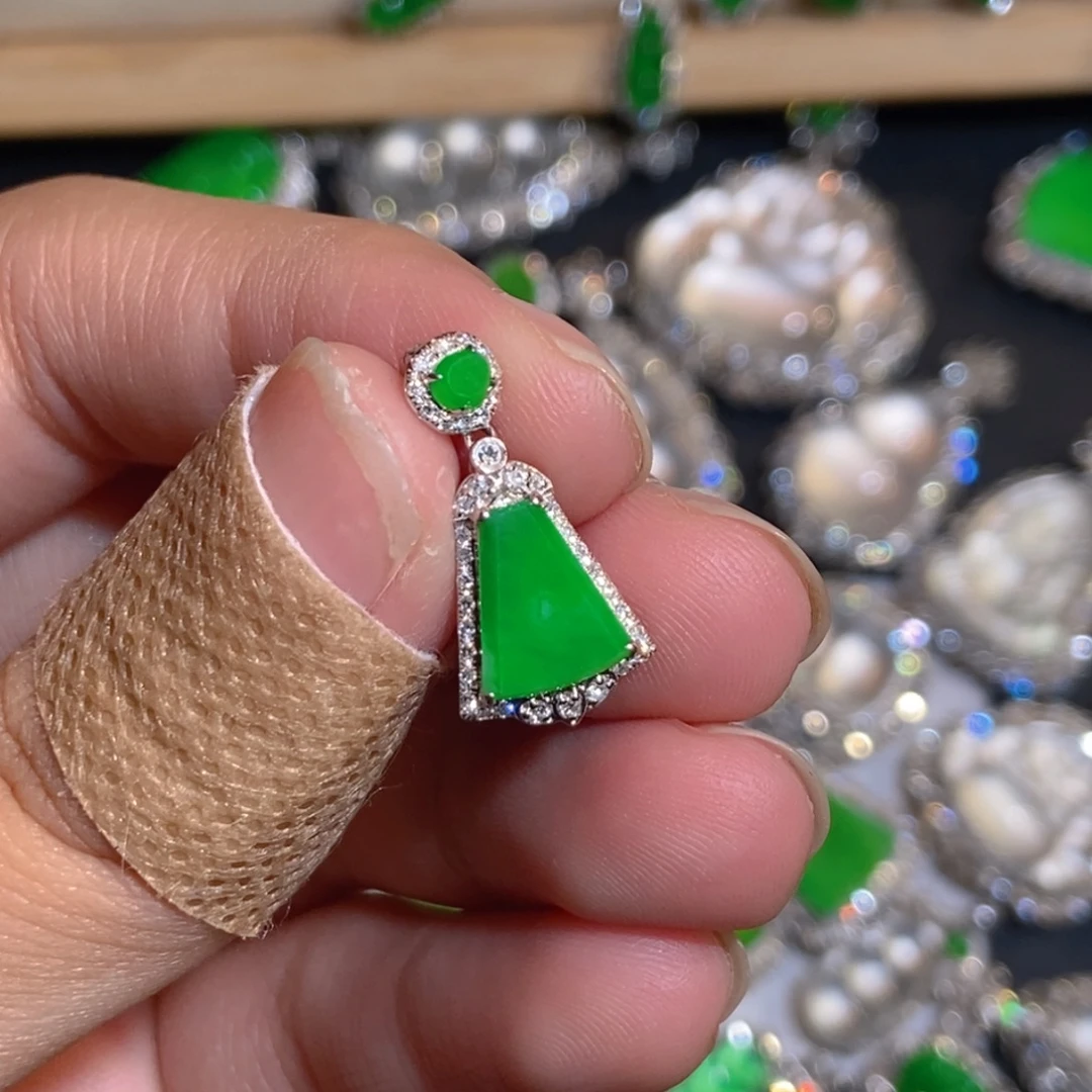 翡翠18K金镶嵌颈饰天然缅甸A货翡翠