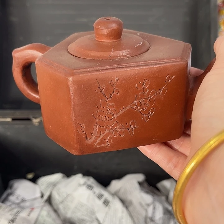 茶壶紫泥原矿泥料手工制作的一把紫砂壶。