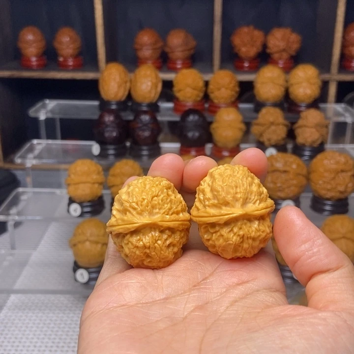 文玩核桃吊坠珊瑚绣球38