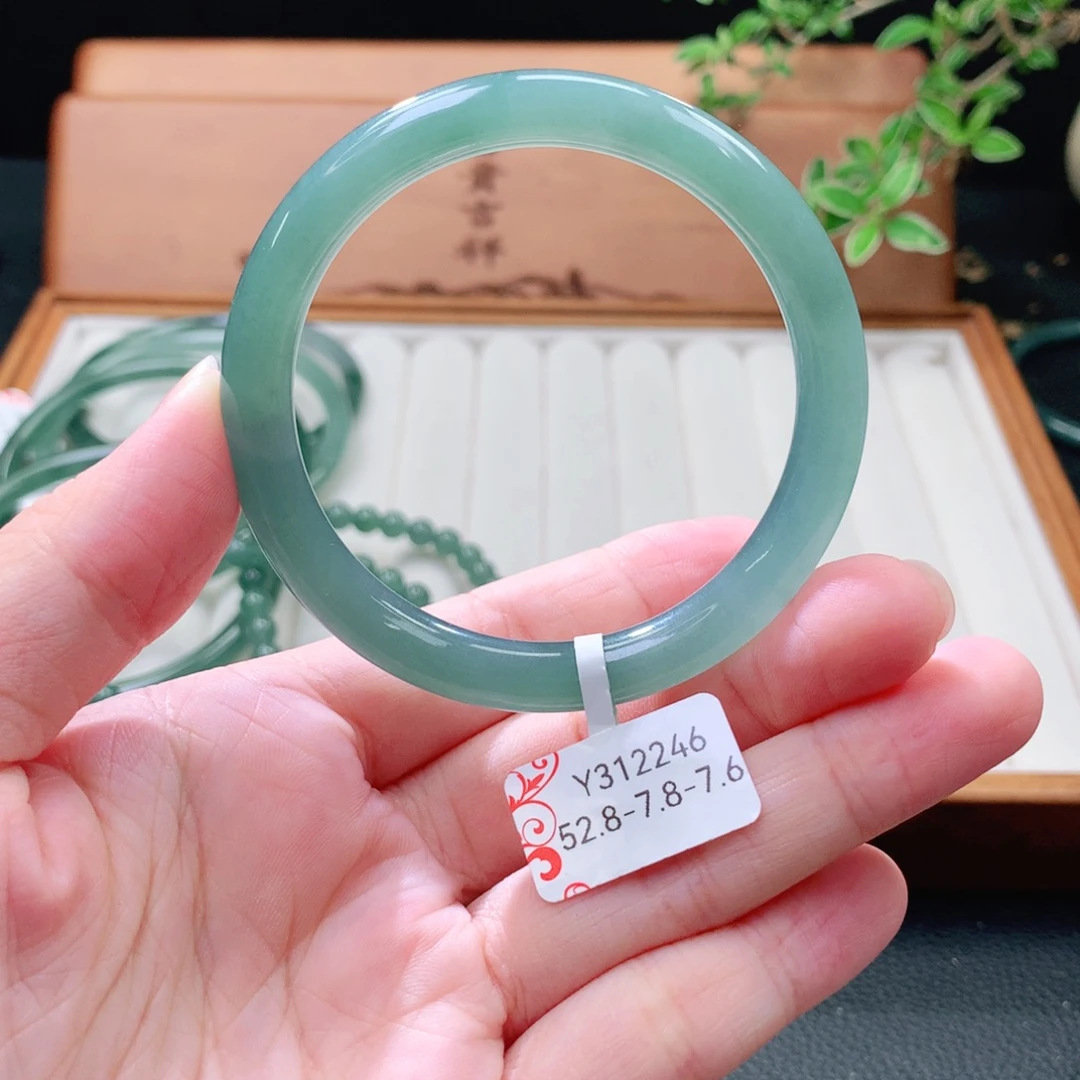 翡翠未镶嵌手镯（圆镯）